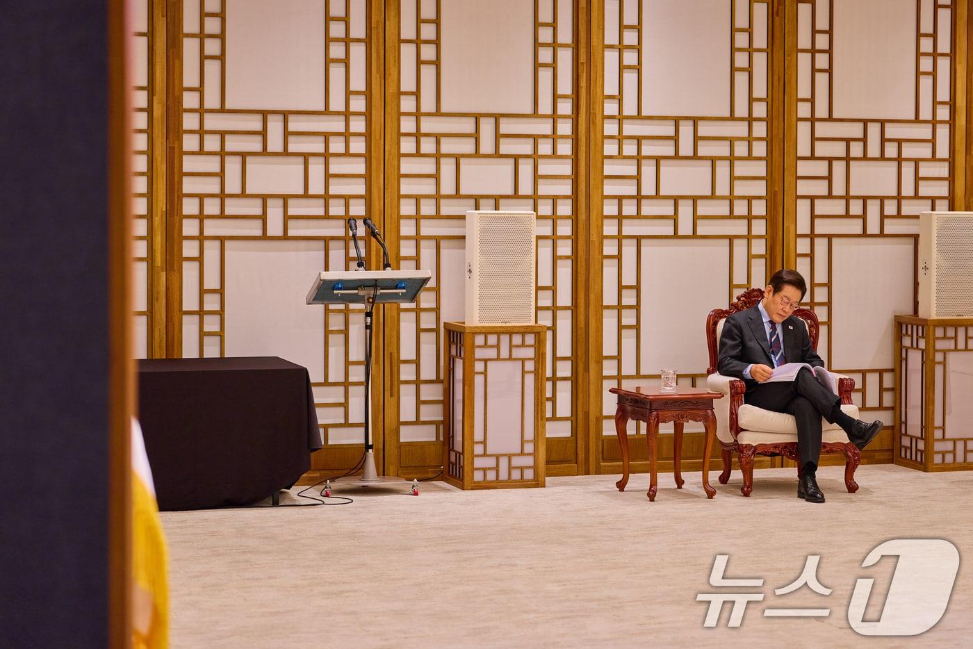 이재명 대통령이 지난 15일 서울 용산 대통령실 청사에서 서류를 보고 있다. &#40;이재명 대통령 SNS. 재판매 및 DB 금지&#41; 2025.9.16/뉴스1 ⓒ News1 허경 기자