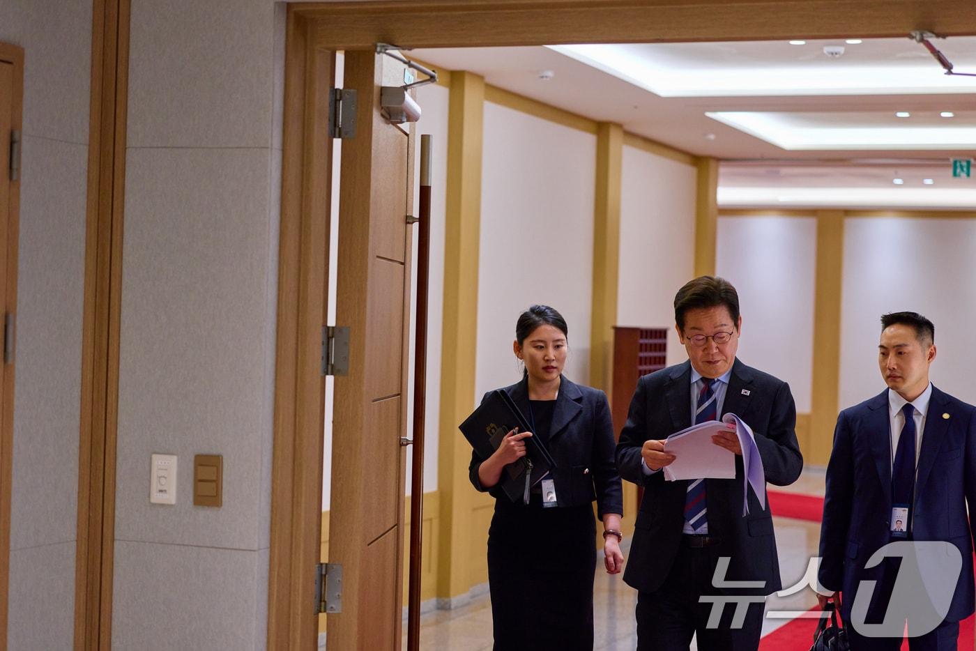 이재명 대통령이 지난 15일 서울 용산 대통령실 청사에서 서류를 보며 이동하고 있다. &#40;이재명 대통령 SNS. 재판매 및 DB 금지&#41; 2025.9.16/뉴스1 ⓒ News1 허경 기자