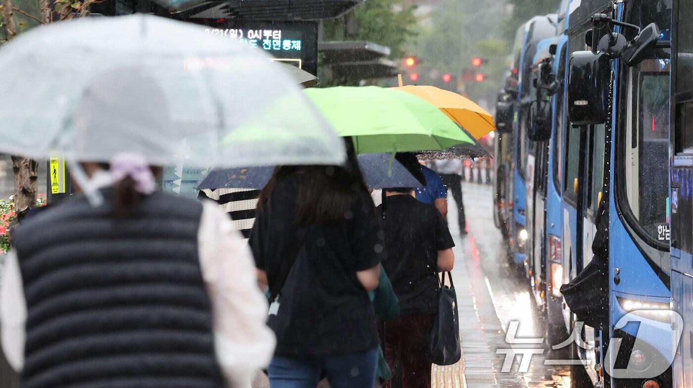 요란한 비가 내린 16일 오후 서울 종로구 광화문광장 인근을 지나는 시민들이 우산을 쓴 채 발걸음을 옮기고 있다. 2025.9.16/뉴스1 ⓒ News1 장수영 기자