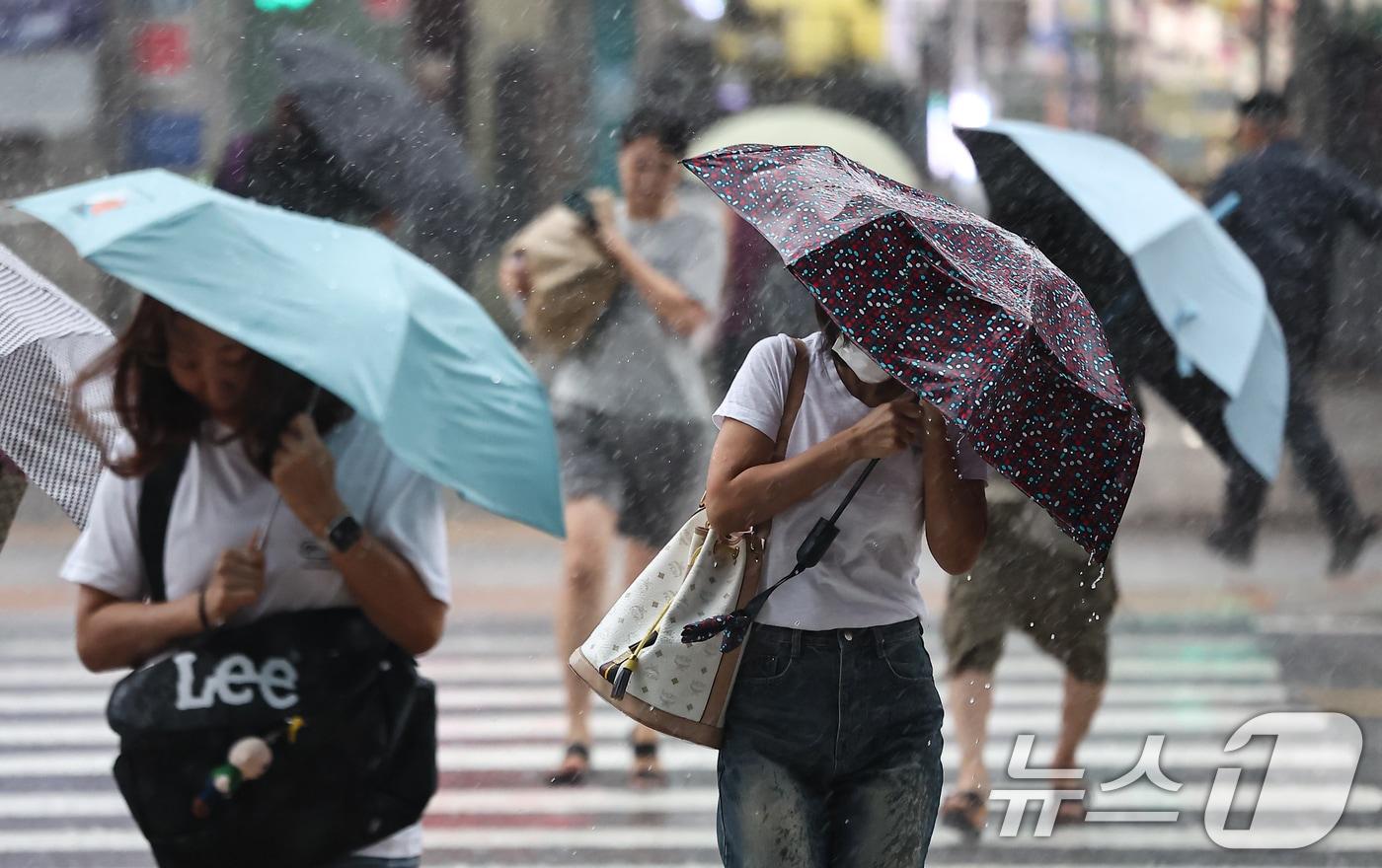 서울 시내 한 거리에서 우산을 쓴 시민들이 발걸음을 재촉하고 있다. 2025.9.16/뉴스1 ⓒ News1 김도우 기자