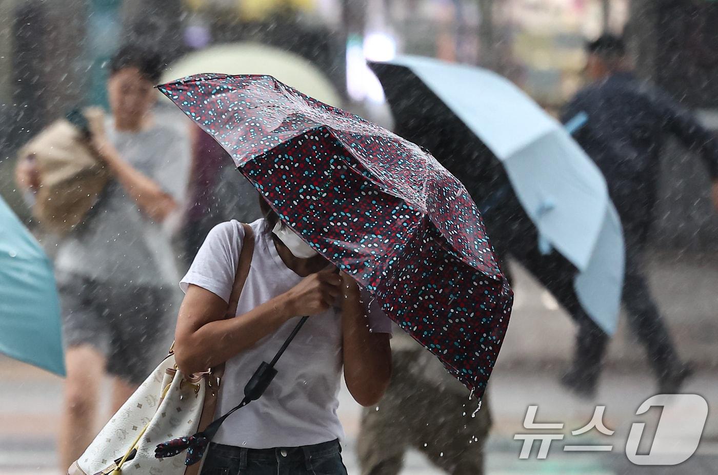 16일 서울 시내 한 거리에서 우산을 쓴 시민들이 발걸음을 재촉하고 있다. 2025.9.16/뉴스1 ⓒ News1 김도우 기자