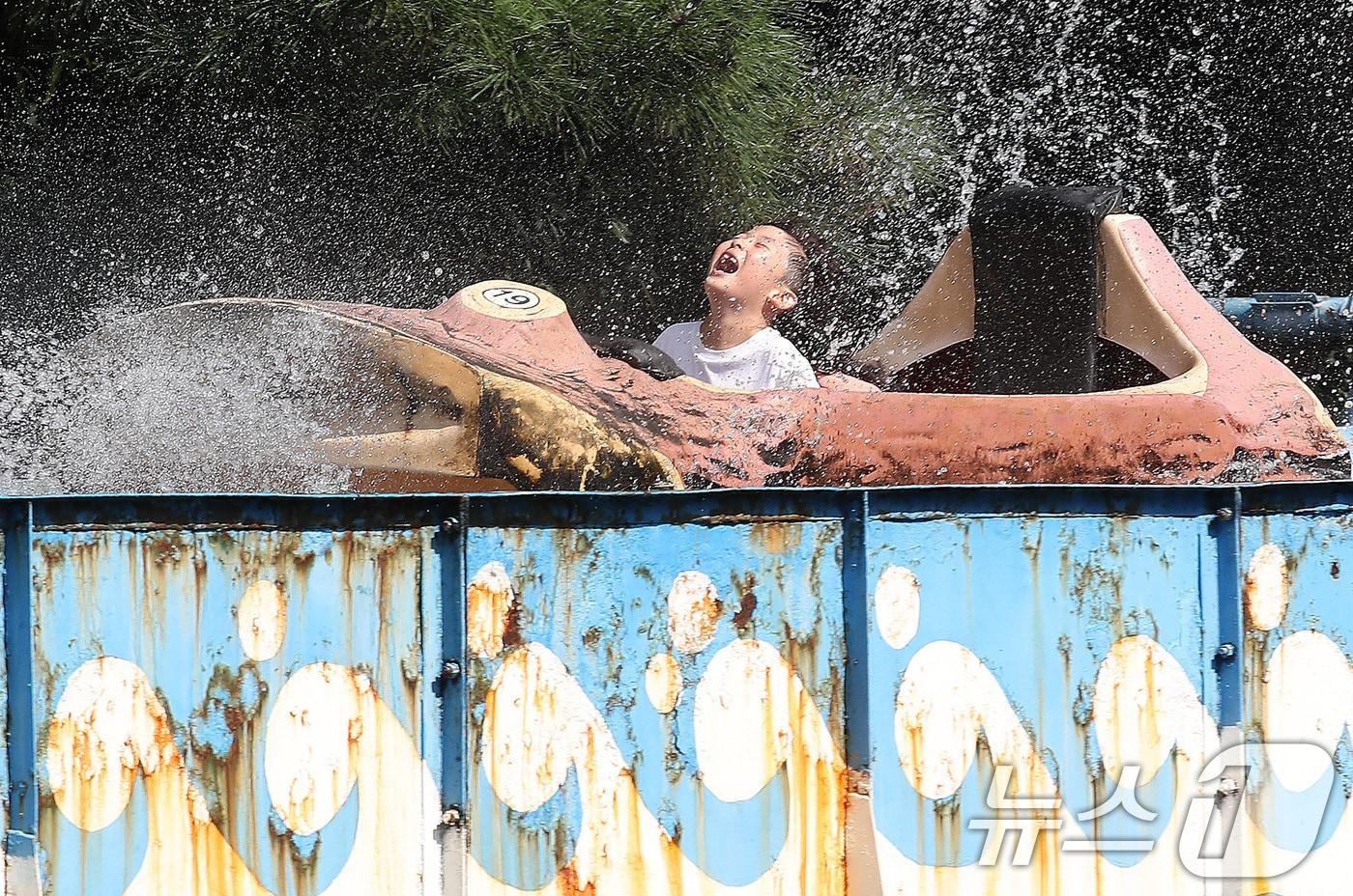 대구·경북 일부 지역에 폭염주의보가 발효된 16일 오후 대구 달서구 테마파크 이월드에서 놀이기구를 탄 어린이가 물을 흠뻑 맞으며 늦더위를 날려보내고 있다. 2025.9.16/뉴스1 ⓒ News1 공정식 기자