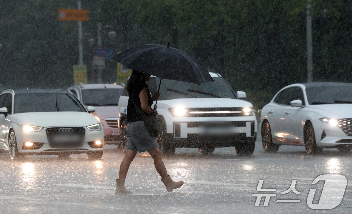 수도권 곳곳에 호우주의보가 내려진 16일 오후 경기 수원시 영통구의 한 도로에서 시민이 우산을 쓰고 걸어가고 있다. 2025.9.16/뉴스1 ⓒ News1 김영운 기자