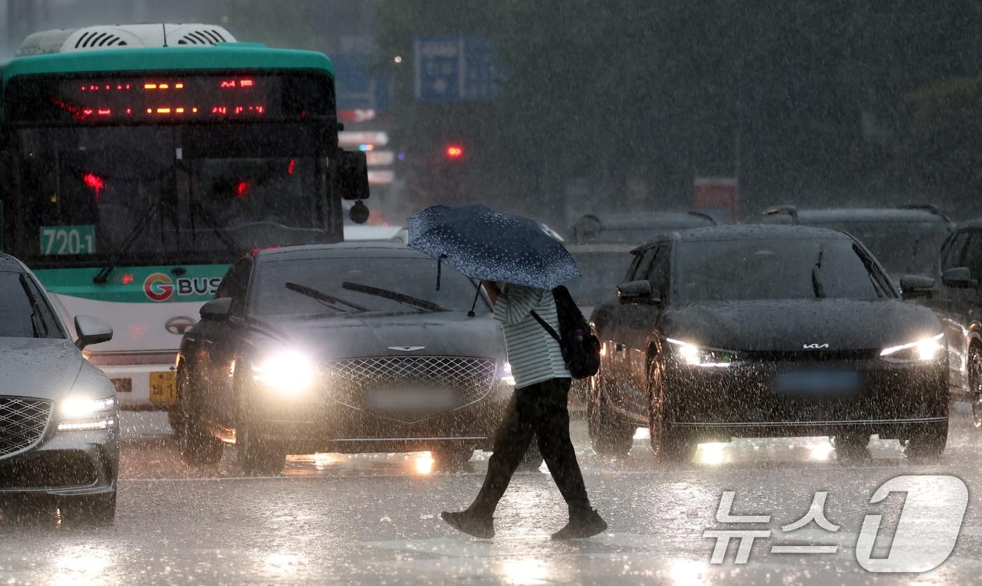 수도권 곳곳에 호우주의보가 내려진 16일 오후 경기 수원시 영통구의 한 도로에서 시민이 우산을 쓰고 걸어가고 있다. 2025.9.16/뉴스1 ⓒ News1 김영운 기자