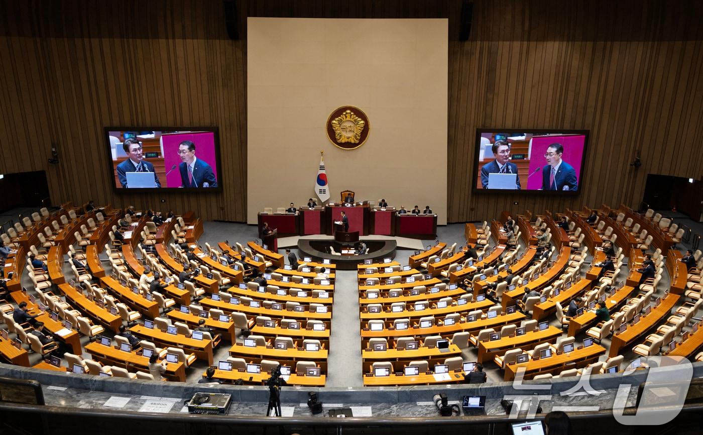 16일 서울 여의도 국회에서 열린 제429회국회&#40;정기회&#41; 제6차 본회의에서 김건 국민의힘 의원이 외교·통일·안보에 관한 대정부 질문을 하는 가운데 의원들의 빈자리가 보이고 있다. 2025.9.16/뉴스1 ⓒ News1 이승배 기자