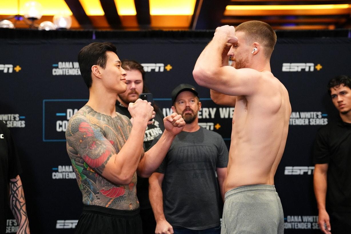 본문 이미지 - 계체를 마친 황인수&#40;왼쪽&#41;와 맥코리.&#40;UFC 제공&#41;