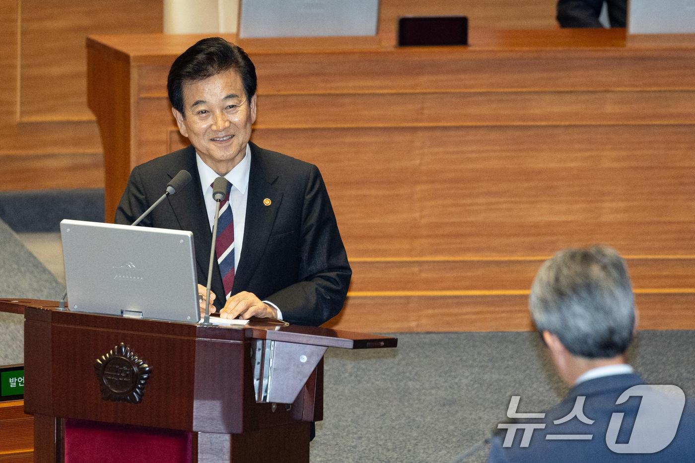정동영 통일부 장관이 16일 서울 여의도 국회에서 열린 제429회 국회&#40;정기회&#41; 제6차 본회의에서 이인영 더불어민주당 의원의 외교·통일·안보에 관한 질문에 답하고 있다. 2025.9.16/뉴스1 ⓒ News1 유승관 기자