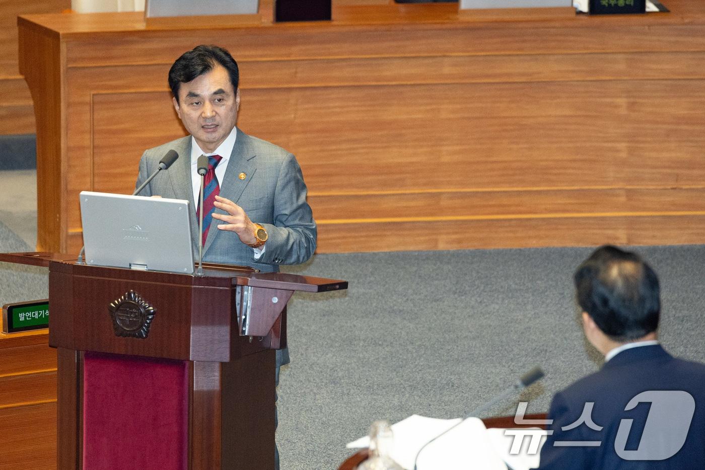 안규백 국방부 장관이 16일 서울 여의도 국회에서 열린 제429회 국회&#40;정기회&#41; 제6차 본회의에서 배준영 국민의힘 의원의 외교·통일·안보에 관한 질문에 답하고 있다. 2025.9.16/뉴스1 ⓒ News1 유승관 기자