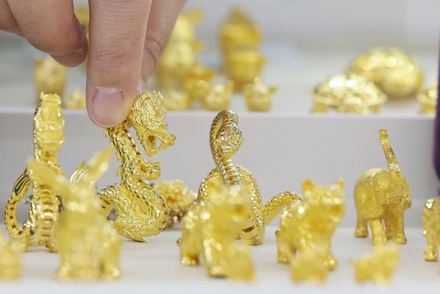 16일 서울 종로구 한국금거래소에서 직원이 금 제품을 정리하고 있는 모습. 2025.9.16/뉴스1 ⓒ News1 황기선 기자