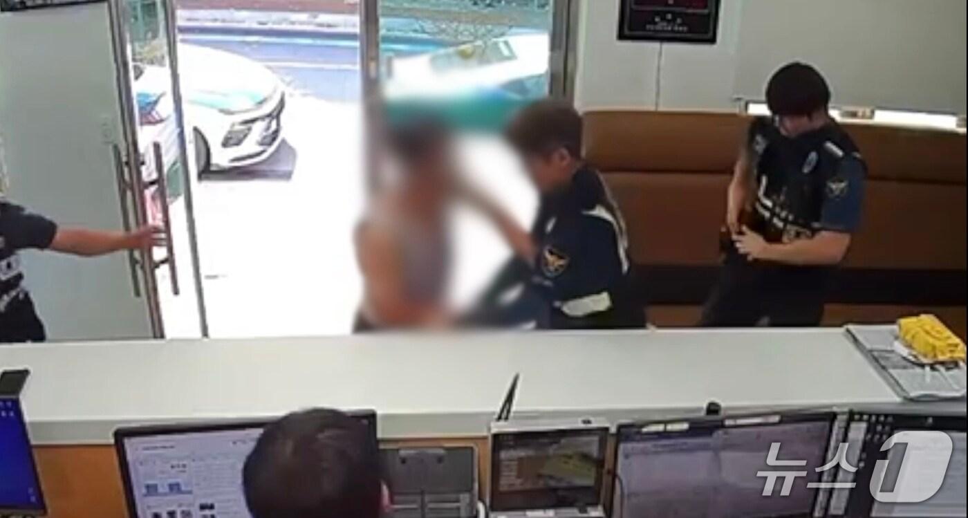 본문 이미지 - 지난달 24일 부산 사상구 모라파출소에 찾아와 흉기를 꺼내 위협한 80대를 경찰이 제지하고 있다.(부산경찰청 제공 영상 갈무리. 재판매 및 DB 금지)