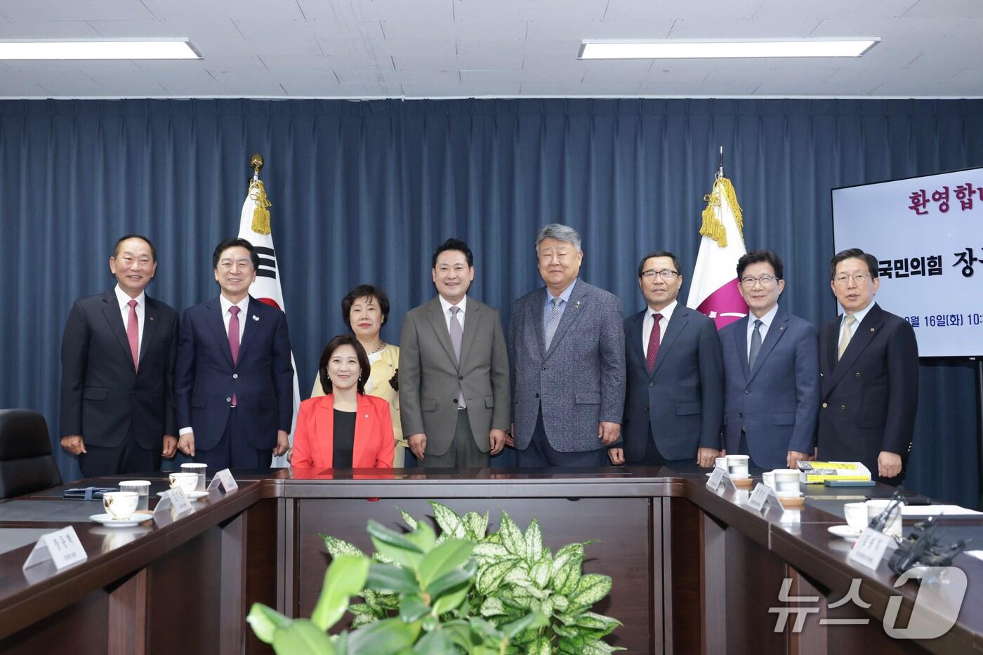  장동혁 국민의힘 대표는 16일 서울 종로구 한국기독교회관에서 보수 성향의 한국교회총연합&#40;한교총&#41; 김종혁 대표회장을 예방했다. 