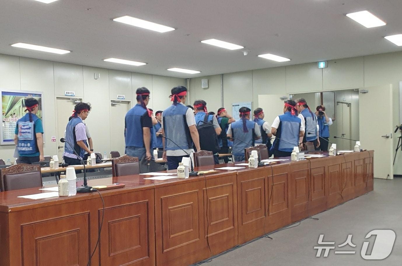 본문 이미지 - 16일 오후 3시 부산 금정구 부산교통공사 노포차량기지에서 벌어진 노사 최종교섭에서 노조 참석자들이 퇴장하고 있다.2025.9.16/ⓒ News1 김태형 기자