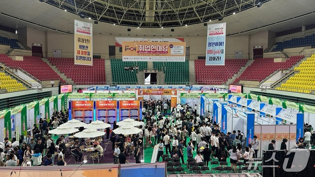 본문 이미지 - 16일구미 박정희체육관서 열린 '춘하秋동 취업한마당' 행사.(구미시 제공. 재판매 및 DB금지)/뉴스1