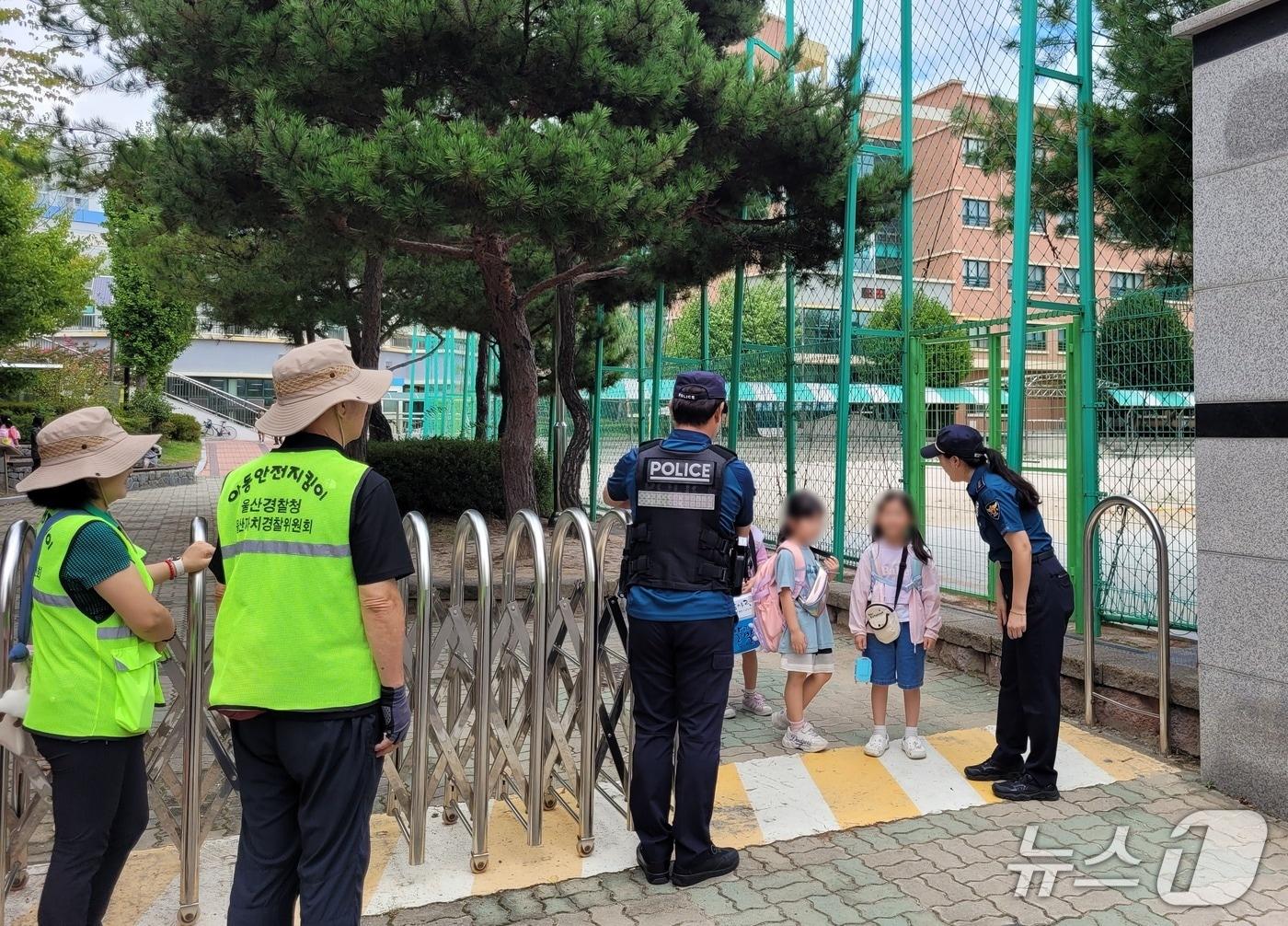 본문 이미지 - 울산경찰청과 아동안전지킴이가 초등학교 주변 등하굣길을 순찰하고 있다. (울산경찰청 제공. 사진은 기사 내용과 무관함) / 뉴스1 ⓒ News1