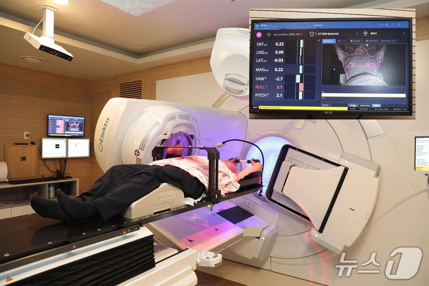 한림대동탄성심병원이 지난 1일 도입한 표면유도 방사선치료&#40;SGRT&#41; 시스템. 환자 피부에 표식 없이 정확한 방사선치료가 가능하다.&#40;한림대동탄성심병원 제공&#41;