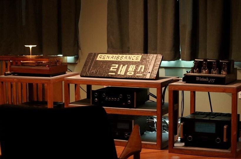 본문 이미지 - 대학로 예술가의집 라운지 내 감상실 '르네쌍스, 르;네쌍스'(한국문화예술위원회 예술기록원 제공)