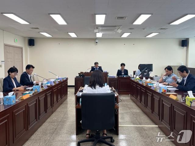 본문 이미지 - 지난 15일 출범한 고양시의회 데이터센터 건립 적정성 여부에 대한 행정사무조사 특별위원회가 본회의 직후 제1차 특별위원회 회의를 열고 있다. &#40;고양시의회 제공, 재판매 및 DB금지&#41;