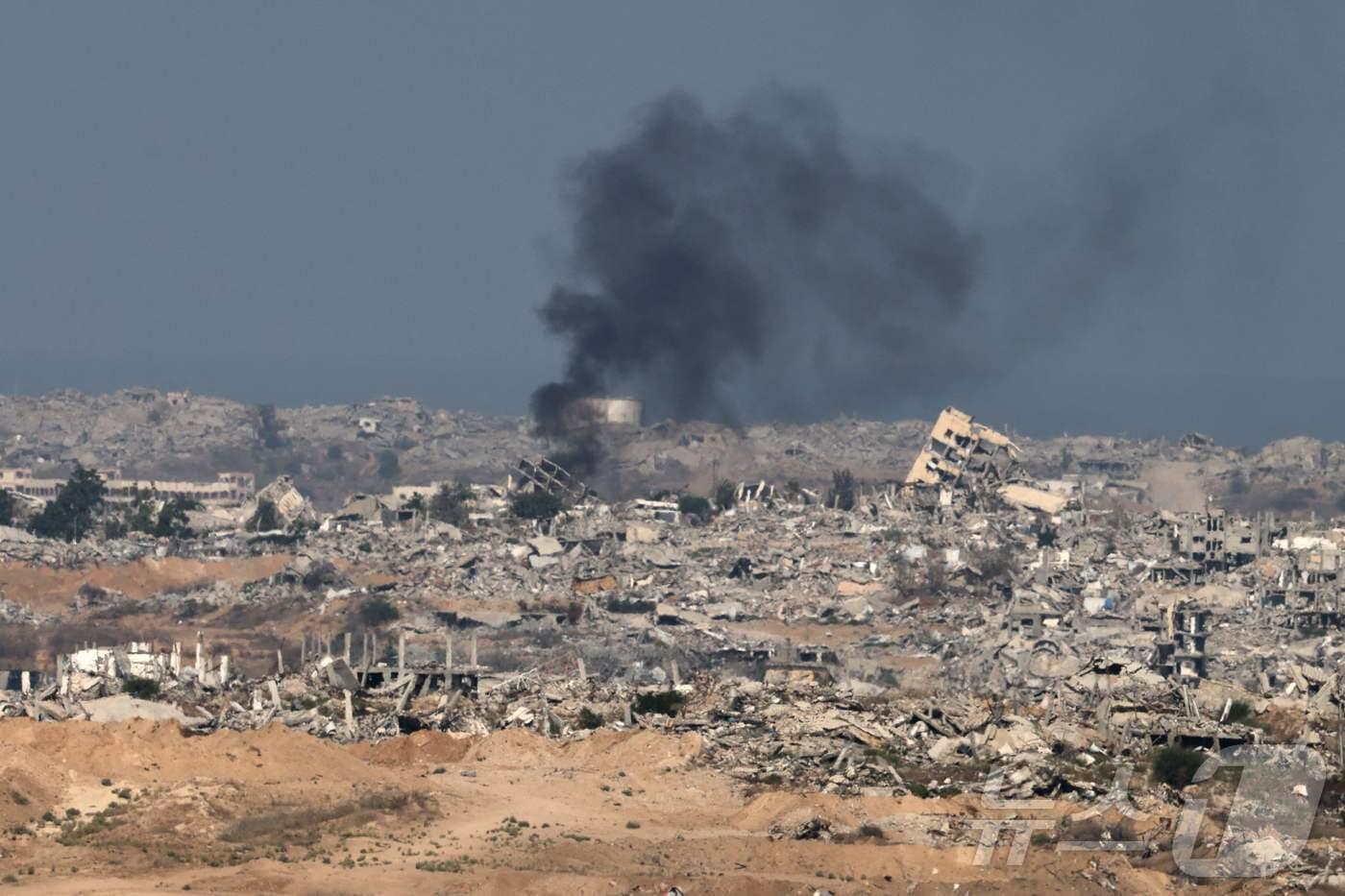 16일(현지시간) 이스라엘의 폭격으로 가자지구 외곽의 무너진 건물 잔해에서 연기가 솟아오르고 있다. 2025.9.16 ⓒ AFP=뉴스1 ⓒ News1 강민경 기자