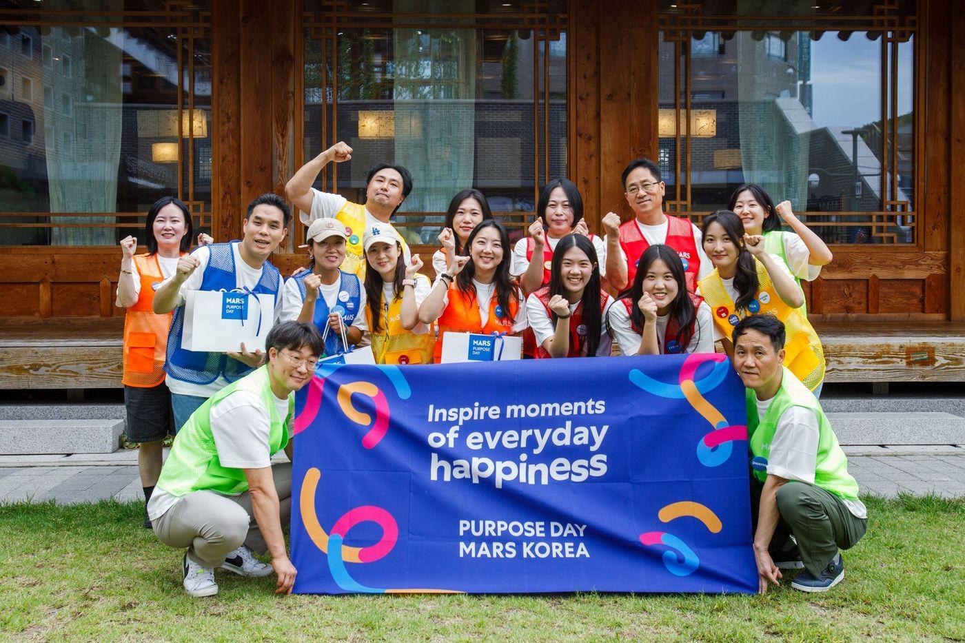 한국마즈 임직원들이 발라당 입양센터에서 산책 봉사 후 기념 사진을 찍고 있다(한국마즈 제공). ⓒ 뉴스1