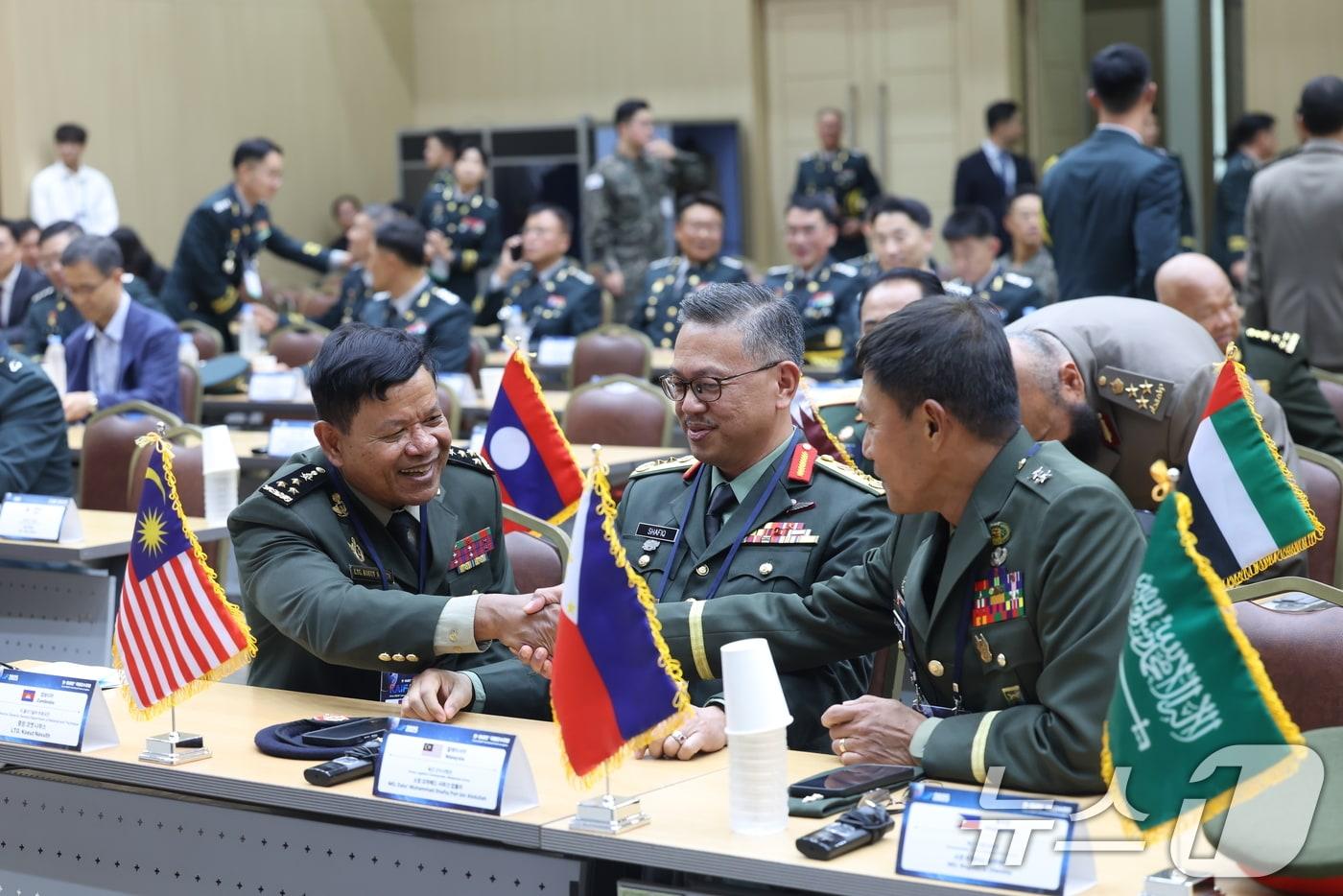 육군은 오는 20일까지 대전, 세종, 창원 일대에서 '2025 한-아세안+ 국제군수포럼(KAIF)'을 개최한다고 16일 밝혔다. 행사 첫날인 16일 세종시 정부세종컨벤션센터에서 열린 '2025 한-아세안+ 국제군수포럼(KAIF)'에서 각국 대표단들이 인사를 나누고 있다. (육군 제공. 재판매 및 DB 금지) 2025.9.16/뉴스1