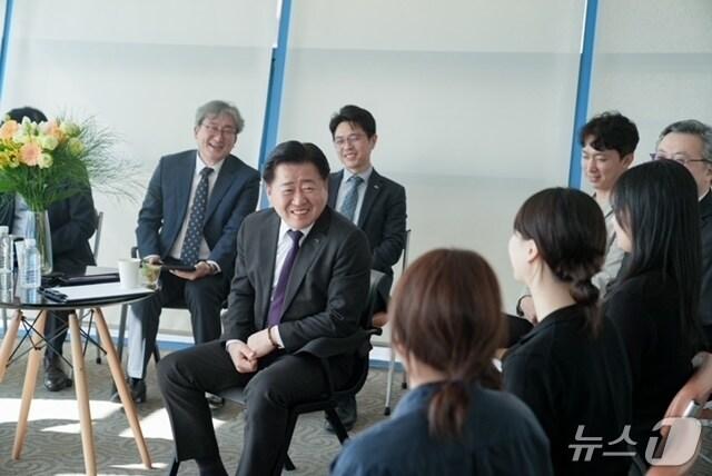 본문 이미지 -  오영훈 제주지사가 메타씨앤아이 직원들과 대화하고 있다(제주도 제공)/뉴스1