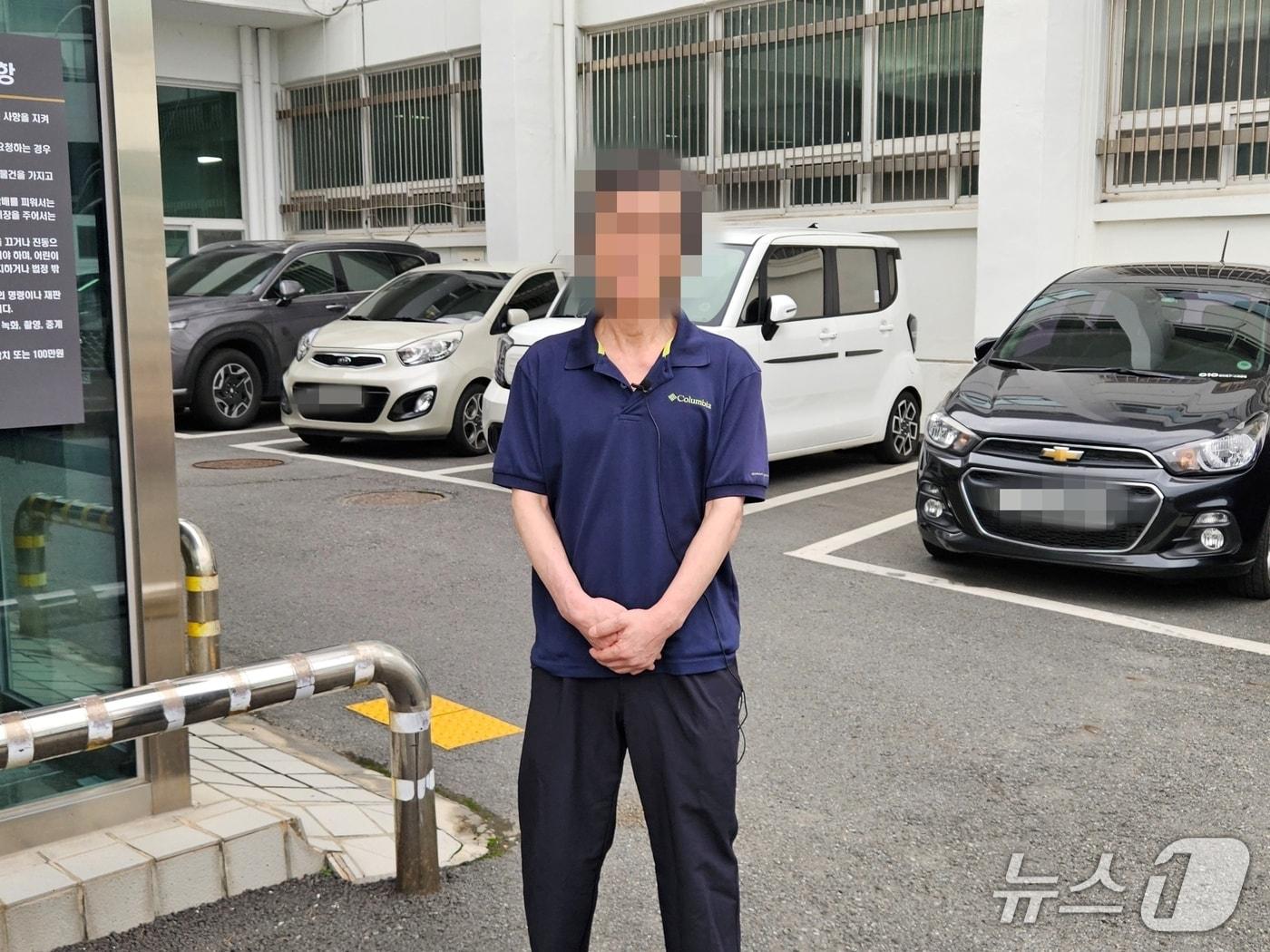 본문 이미지 - 장기 미제사건인 ‘2004년 강원 영월 영농조합 간사 살인사건’의 범인으로 1심에서 무기징역을 선고받은 뒤 항소심에서 무죄로 뒤집혀 풀려난 A 씨&#40;60대&#41;가 기자들과 만나 소감을 밝히고 있다.2025.9.16 한귀섭 기자