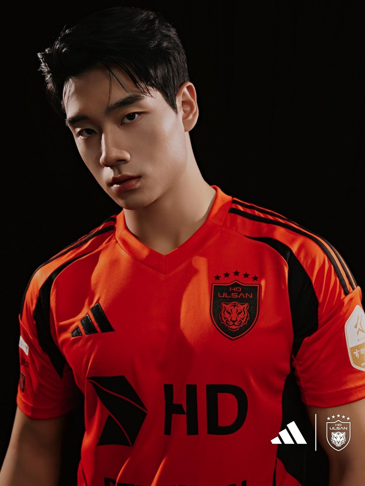 본문 이미지 - 울산 HD가 HD현대인프라코어 브랜드 데이를 맞이해 새로운 유니폼을 공개했다. (울산 HD 제공)