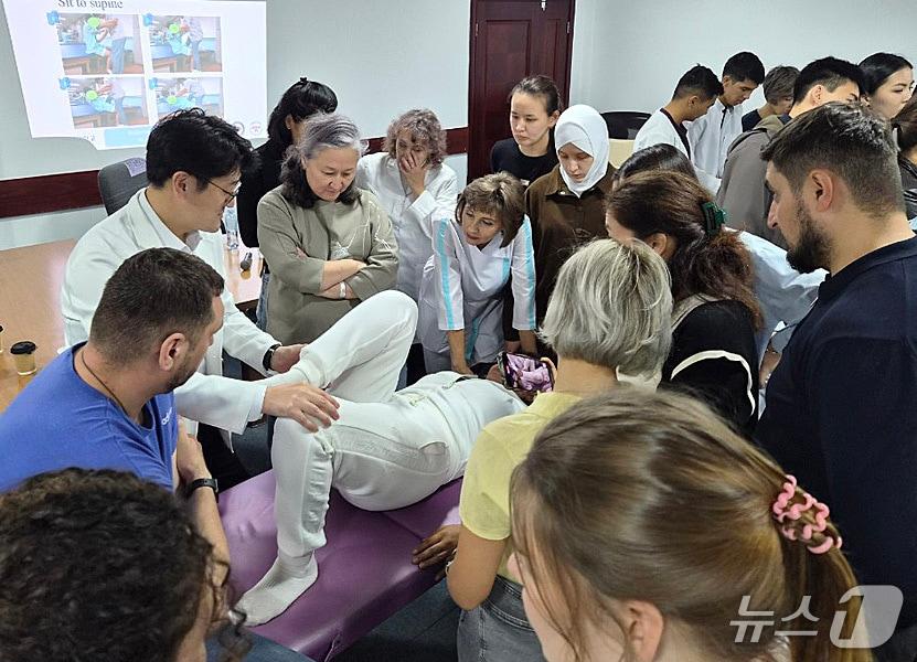 본문 이미지 - 대구보건대 김경돈 물리치료학과 교수가 카자흐스탄 아스타나 메디컬 대학을 찾아 현지 재학생과 재활 전문가를 대상으로 마스터 클래스 특강을 진행하고 있다. (대구보건대 제공. 재판매 및 DB금지)