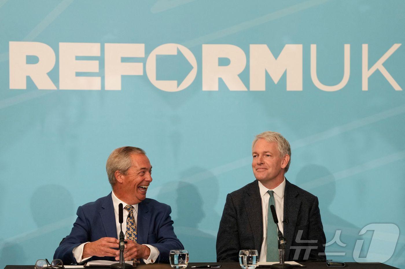 영국 보수당 소속이던 대니 크루거 하원의원&#40;오른쪽&#41;이 15일&#40;현지시간&#41; 나이절 패라지 영국개혁당 대표와 공동 기자회견을 열고 이적을 발표하고 있다. 2025.09.15. ⓒ AFP=뉴스1 ⓒ News1 이지예 객원기자