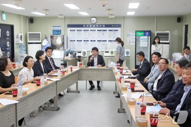 본문 이미지 - 전주시의회 도시건설위원회가 16일 완산구 '기자촌 재개발 정비사업' 현장을 방문해 공사 진행상황을 점검하고, 최근 불거진 금전 요구 정황에 대해 집중 질의했다.(전주시의회 제공, 재판매 및 DB 금지)/뉴스1