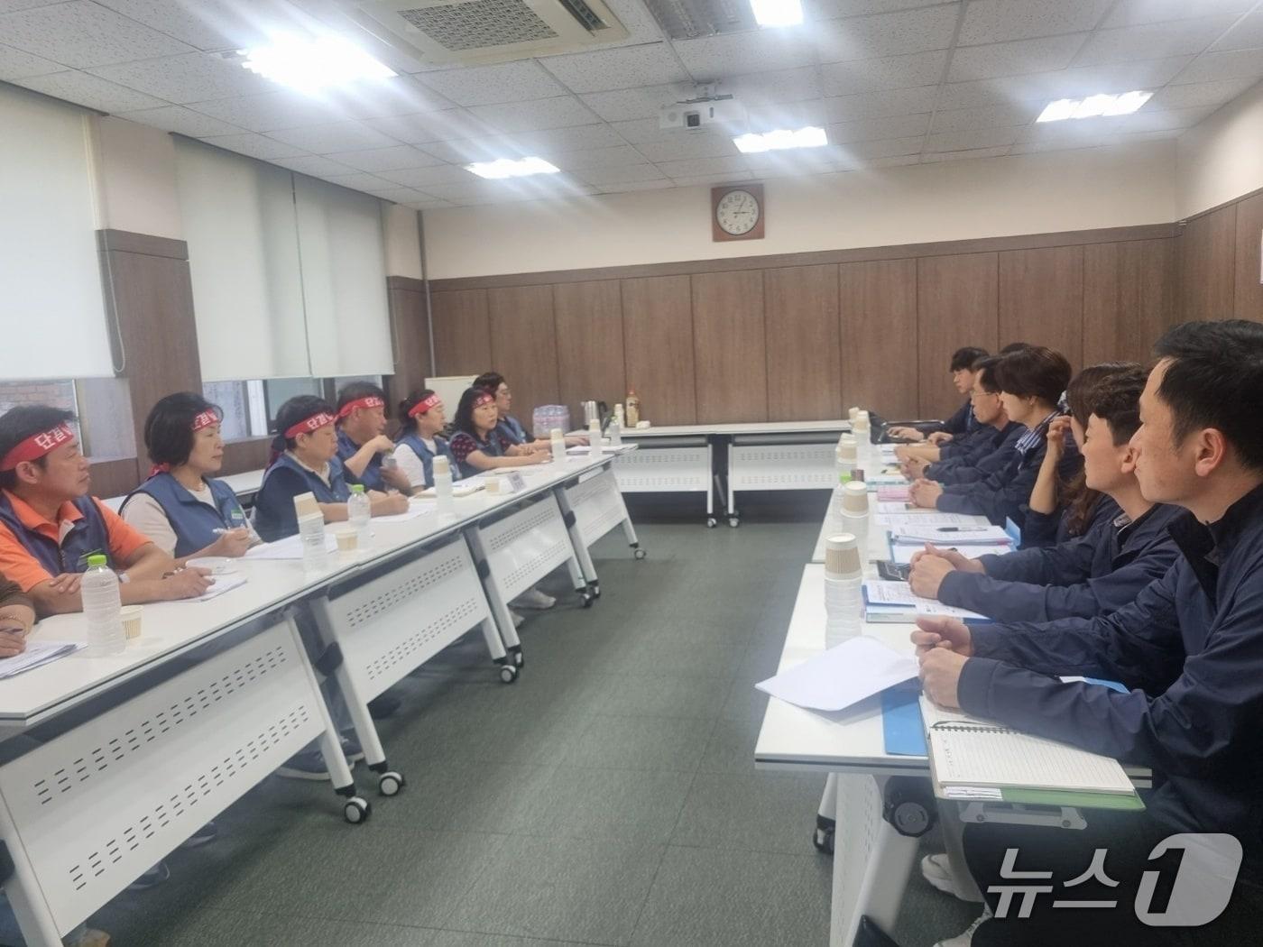 본문 이미지 - 16일 오후 3시 부산 금정구 노포차량기지 시설사업소에서 부산도시철도운영서비스와 부산지하철 노동조합이 실무 협상을 진행하고 있다.(부산지하철노조 제공. 재판매 및 DB 금지)