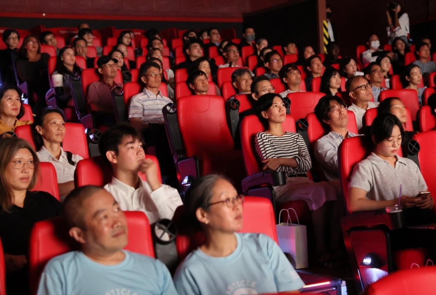 16일 &#39;로스트 버스데이&#39; 시사회에 참석한 관람객들&#40;진실화해위 제공&#41;