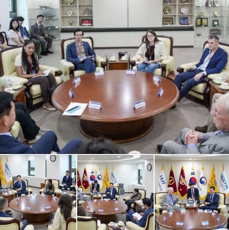 본문 이미지 - 석종건 방위사업청장이 자신의 SNS에 올린 사진. 미국 언론인들과 만나 대화하는 모습이다.&#40;석종건 방위사업청장 페이스북&#41;