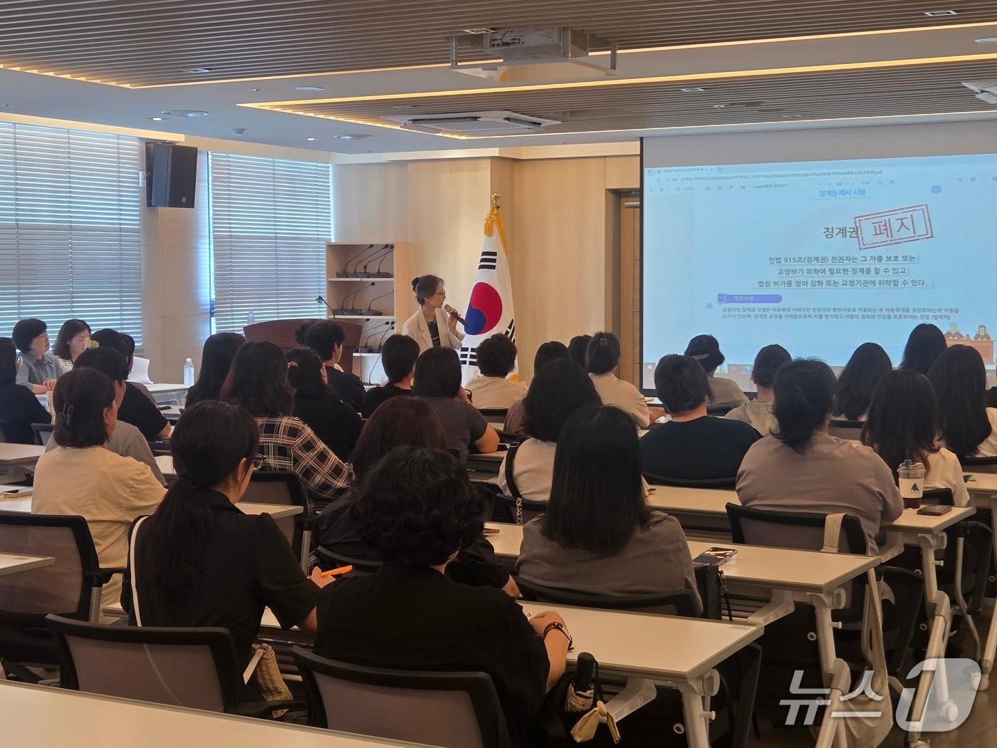본문 이미지 - 아동복지시설 종사자 대상 아동학대 신고의무자 교육. (부산동래구 제공. 재판매 및 DB 금지)