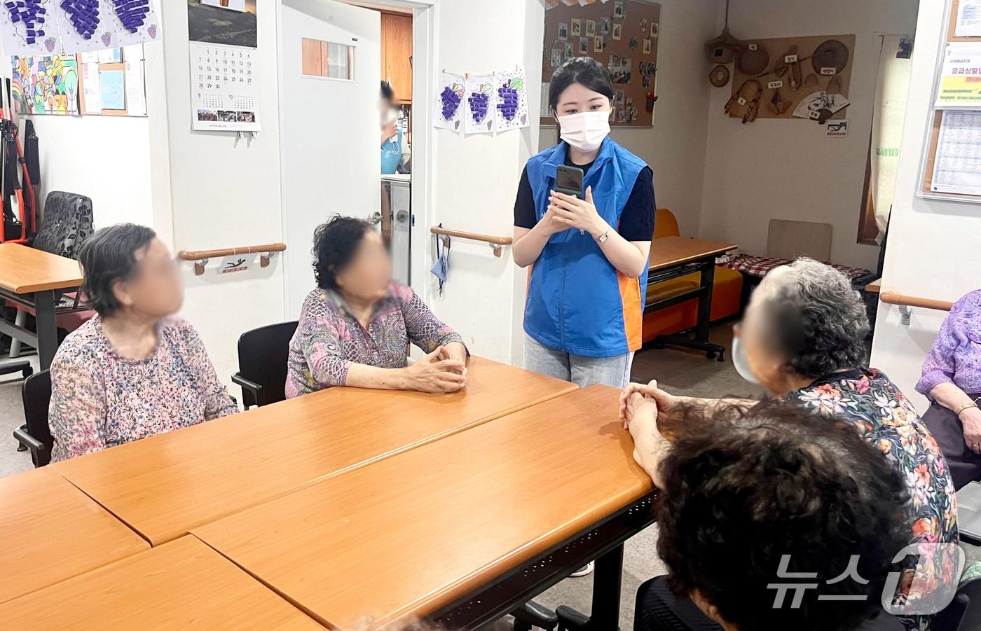 지난 13일 제주시 평강노인복지센터에서 진행된 제주은행 디지털 금융 교육 현장.(제주은행 제공, 재판매 및 DB 금지)