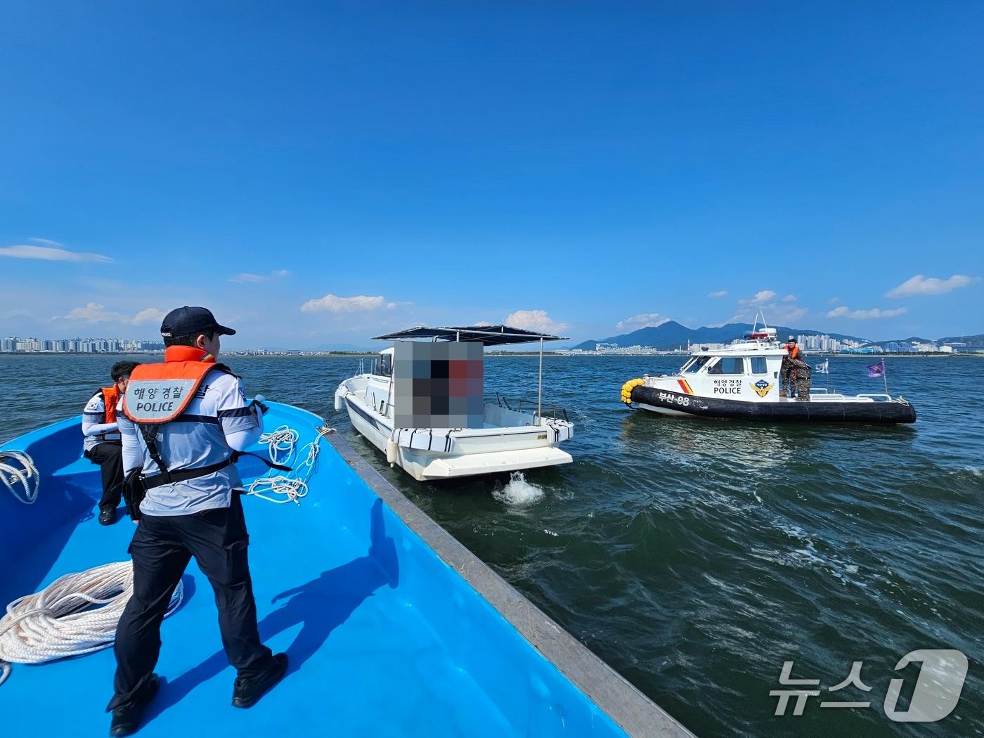 본문 이미지 - 부산해경이 모터보트 좌주 사고 현장을 살피고 있다. (부산해경 제공. 재판매 및 DB 금지)