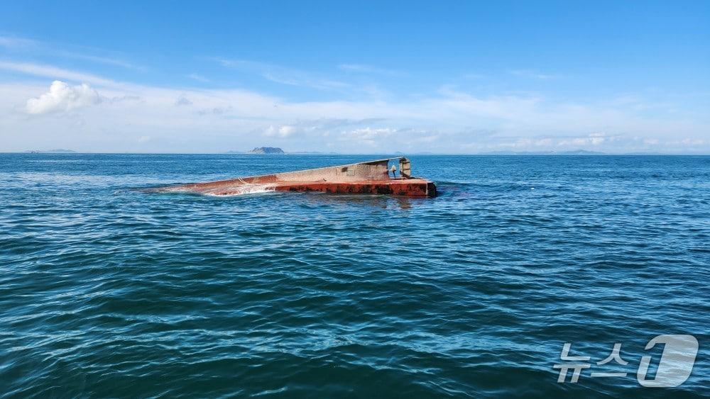 본문 이미지 - 16일 오후 전남 진도 해상에 어선이 전복돼 있다.&#40;목포해경 제공. 재판매 및 DB 금지&#41;