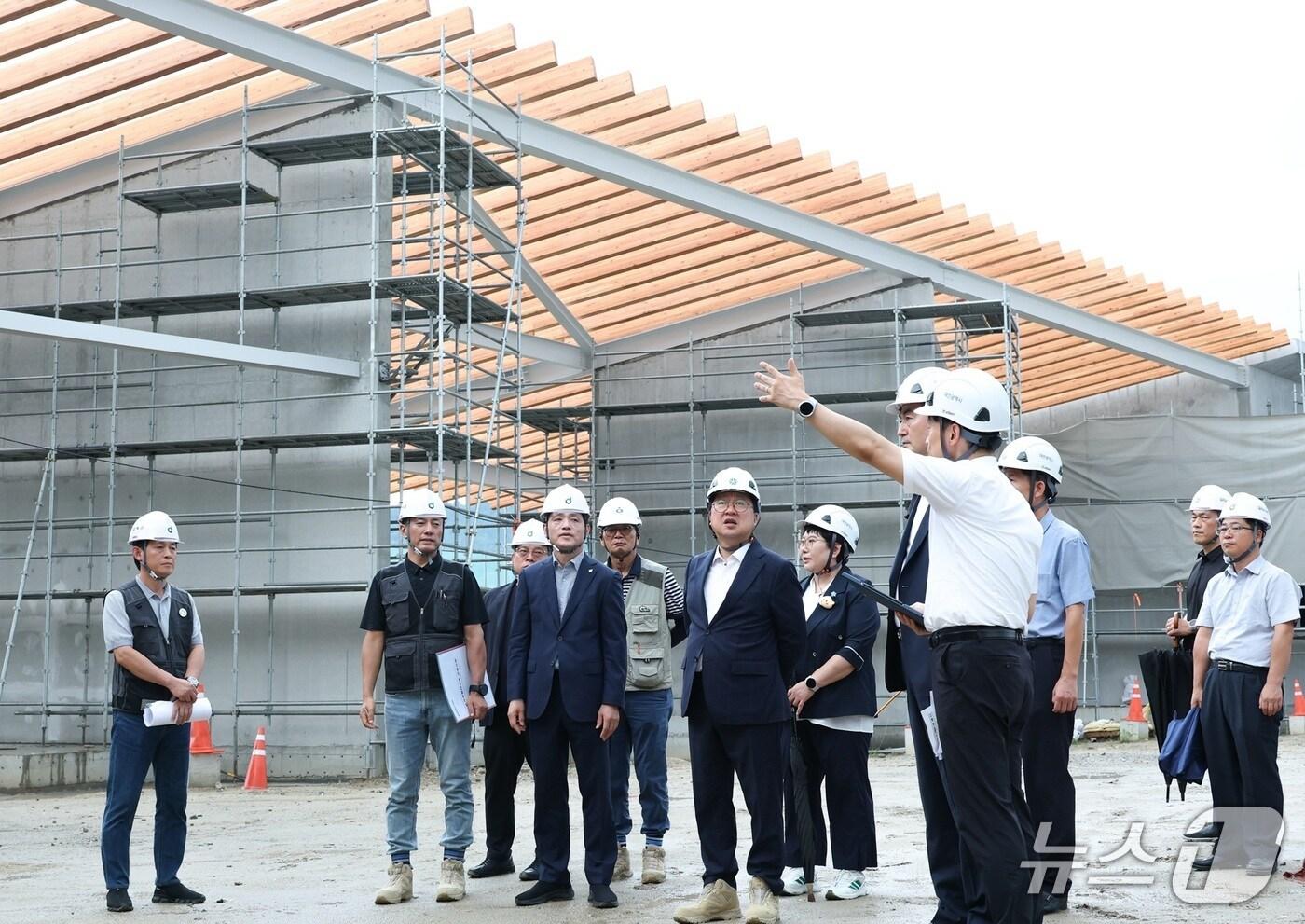 이장우 대전시장이 유성복합터미널 신축 공사 현장을 점검하고 있다.(대전시 제공. 재판매 및 DB금지)/뉴스1