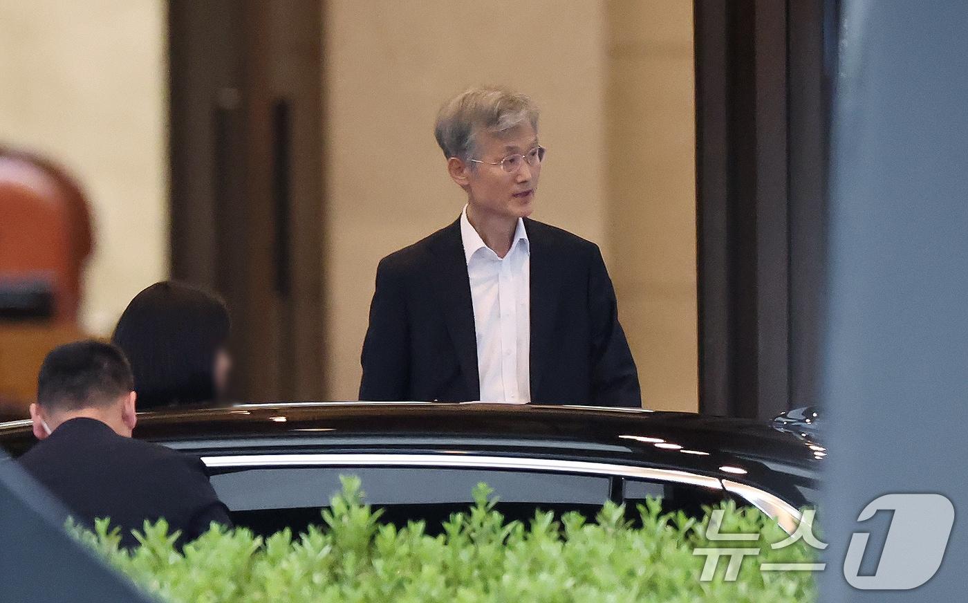 조희대 대법원장이 지난 16일 오후 서울 서초구 대법원 청사를 나서고 있다. 더불어민주당의 조 대법원장 사퇴 압박이 이어지고 있는 가운데 우상호 대통령실 정무수석은 이날 용산 대통령실에서 &#34;대통령실은 대법원장 거취에 대해 논의한 바 없고, 앞으로도 논의할 계획이 없다＂고 밝혔다. 2025.9.16/뉴스1 ⓒ News1 장수영 기자