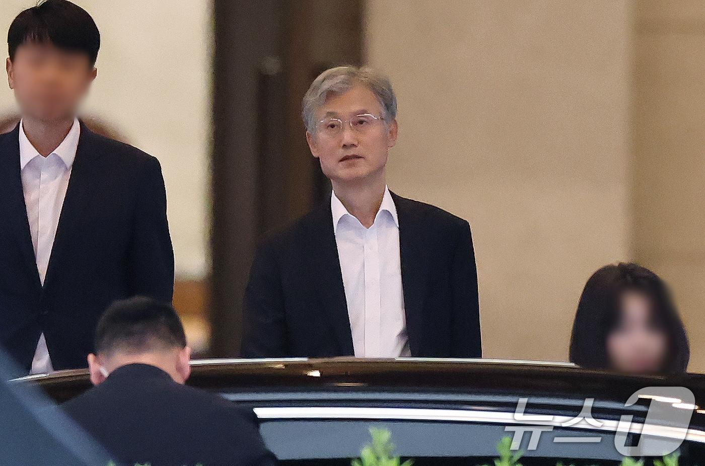 조희대 대법원장이 16일 오후 서울 서초구 대법원 청사를 나서고 있다. 더불어민주당의 조 대법원장 사퇴 압박이 이어지고 있는 가운데 우상호 대통령실 정무수석은 이날 용산 대통령실에서 &#34;대통령실은 대법원장 거취에 대해 논의한 바 없고, 앞으로도 논의할 계획이 없다＂고 밝혔다./뉴스1 ⓒ News1 장수영 기자