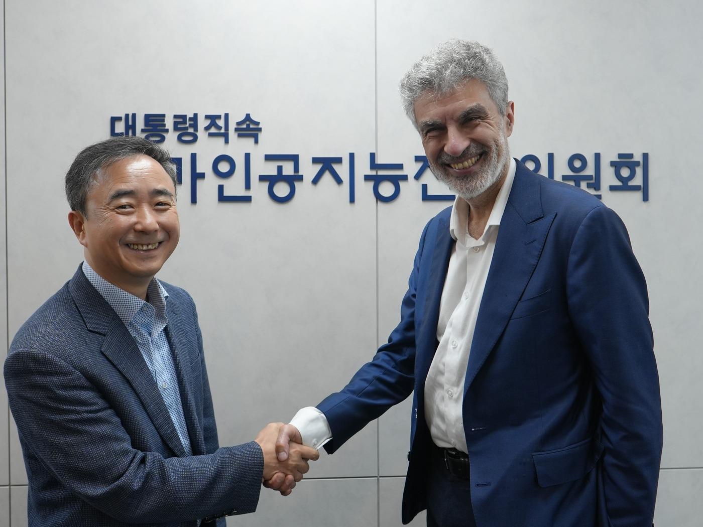 본문 이미지 - 16일 서울 중구 서울스퀘어에서 임문영 국가인공지능(AI)전략위원회 부위원장이 요슈아 벤지오 교수와 면담을 진행하고 있다. (국가AI전략위원회 제공)