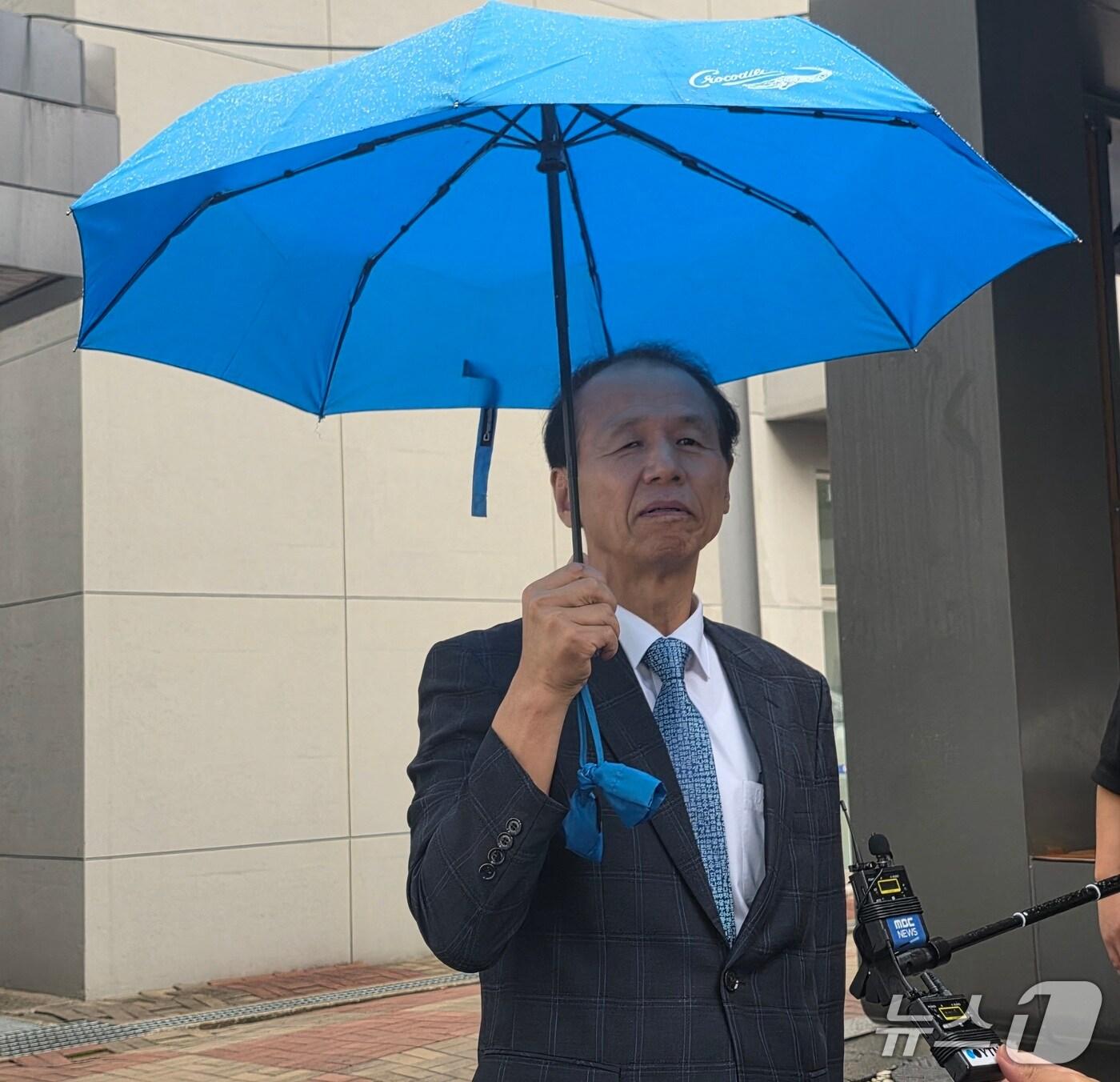 본문 이미지 - 16일 춘천지법에서 열린 &#39;레고랜드 배임 혐의&#39; 사건 첫 공판이 끝난 뒤 최문순 전 지사가 취재진의 질문을 듣고 있다.&#40;독자제공&#41;/뉴스1