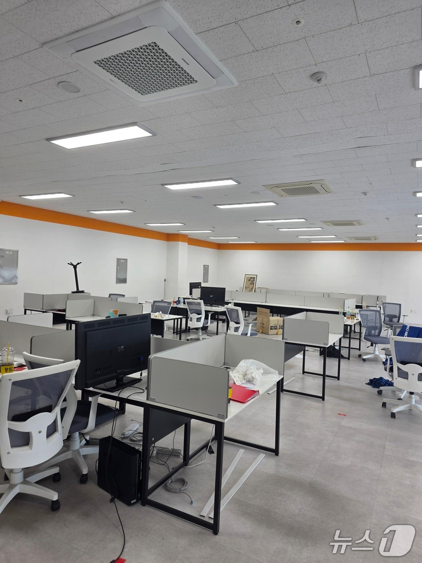 본문 이미지 - 지난달 28일 잠적한 W 광고업체로 인해 피해를 본 사람들이 본사를 방문한 모습. 대부분 집기나 사무 용품들이 사라진 상태였다. 2025.09.16/뉴스1