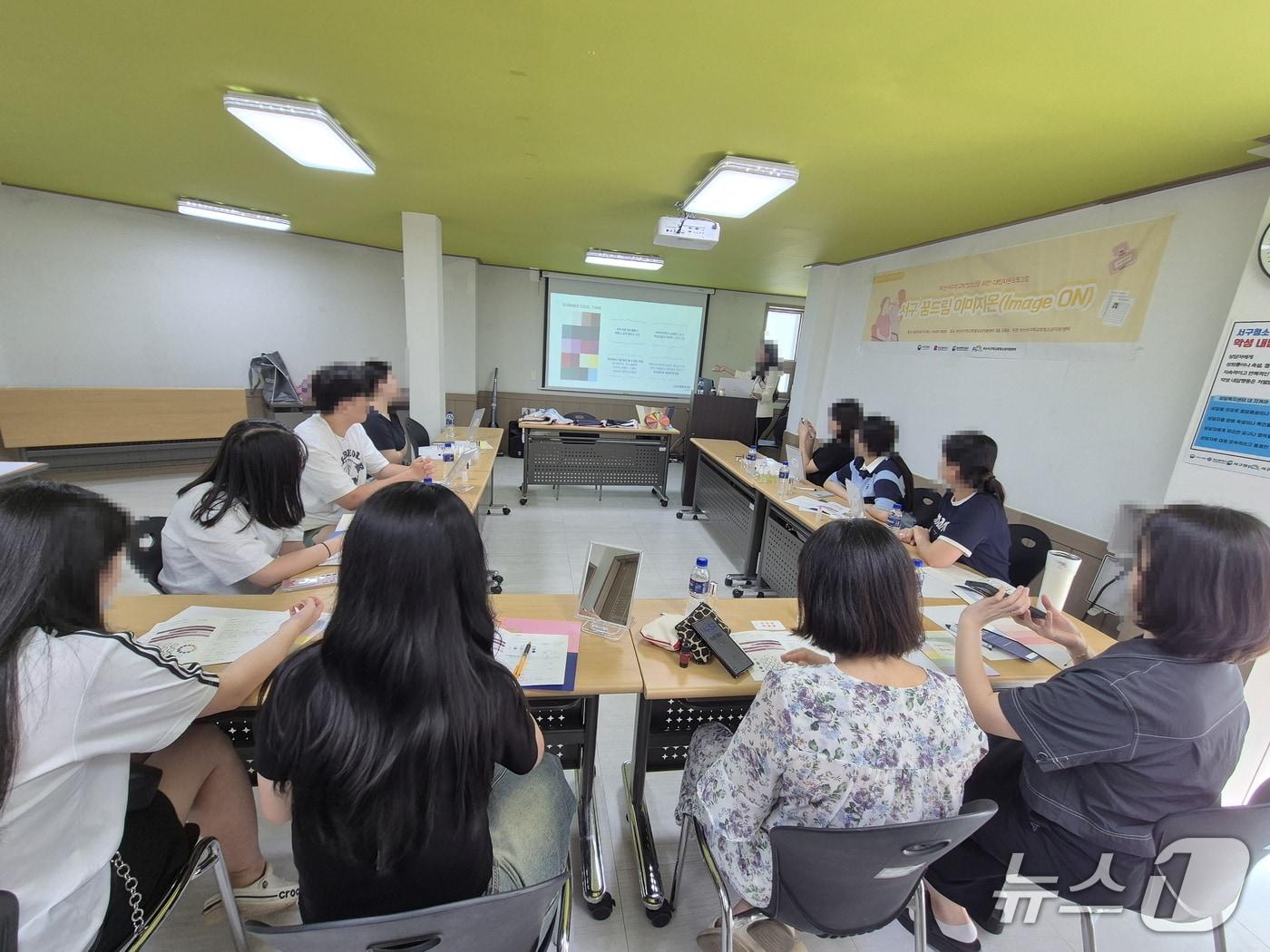 본문 이미지 - 청소년이 '서구 꿈드림 이미지' 프로그램에 참가하고 있다. (부산 서구 제공. 재판매 및 DB 금지)