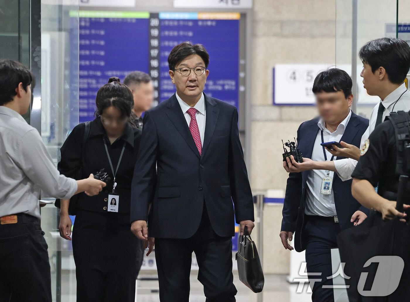 본문 이미지 - 권성동 국민의힘 의원이 16일 오후 서울 서초구 중앙지방법원에서 '통일교 불법 정치자금 수수' 의혹(정치자금법 위반 혐의) 관련 구속 전 피의자 심문(영장실질심사)를 마치고 법원을 나서고 있다. ⓒ News1 장수영 기자