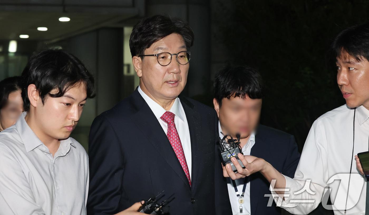 권성동 국민의힘 의원이 16일 오후 서울 서초구 중앙지방법원에서 '통일교 불법 정치자금 수수' 의혹(정치자금법 위반 혐의) 관련 구속 전 피의자 심문(영장실질심사)를 마치고 법원을 나서고 있다. 2025.9.16/뉴스1 ⓒ News1 장수영 기자