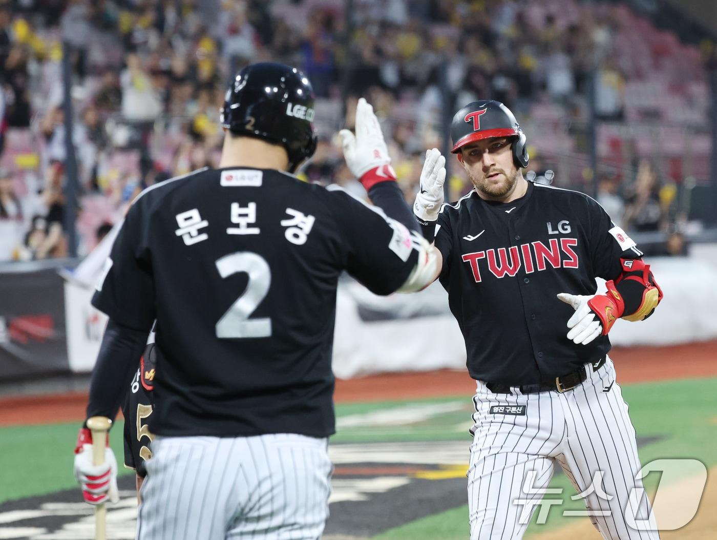 본문 이미지 - LG 트윈스 오스틴 딘&#40;오른쪽&#41;과 문보경. 2025.9.16/뉴스1 ⓒ News1 김영운 기자