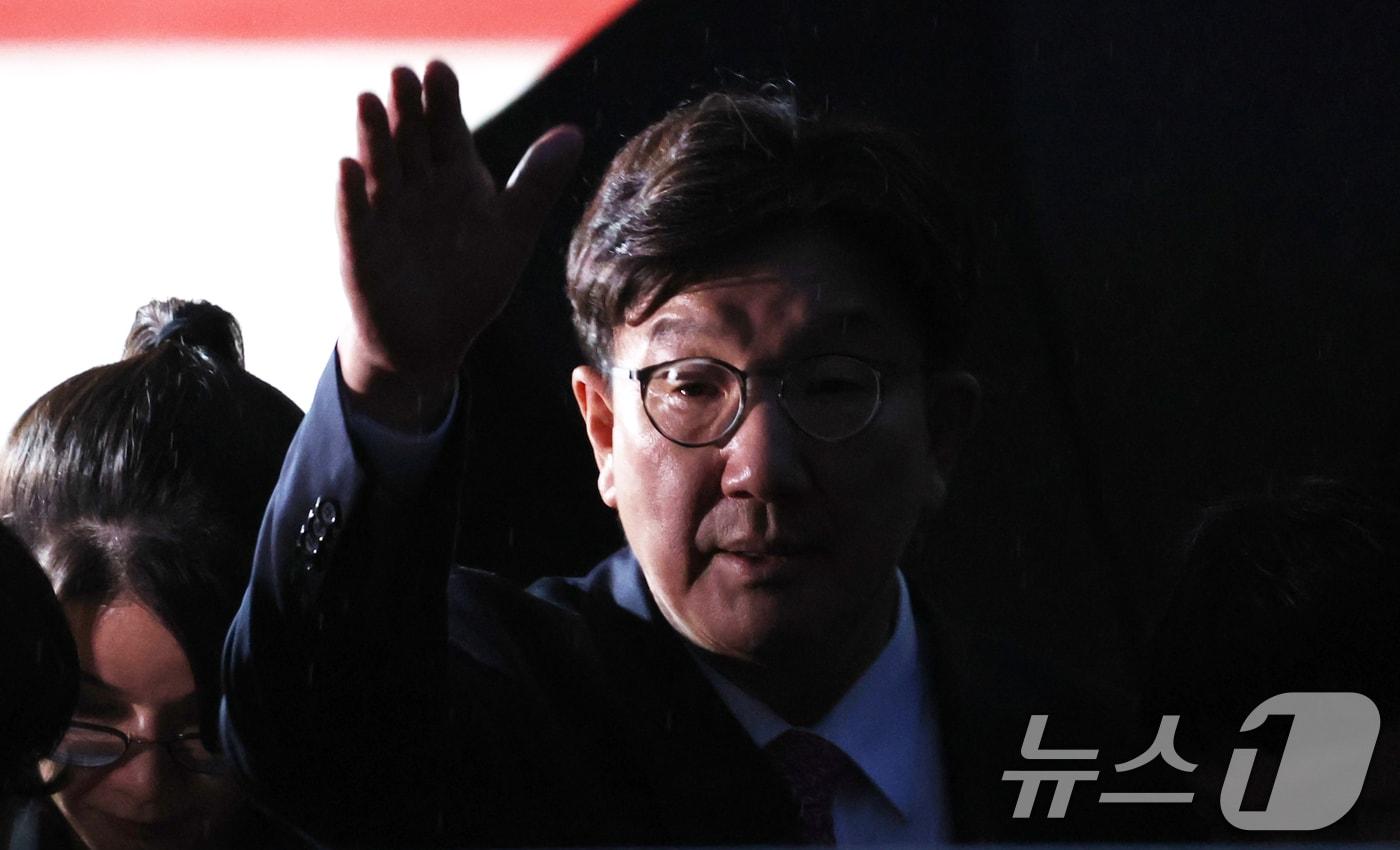 권성동 국민의힘 의원이 16일 오후 서울 서초구 중앙지방법원에서 &#39;통일교 불법 정치자금 수수&#39; 의혹&#40;정치자금법 위반 혐의&#41; 관련 구속 전 피의자 심문&#40;영장실질심사&#41;를 마치고 나오고 있다. 2025.9.16/뉴스1 ⓒ News1 김명섭 기자