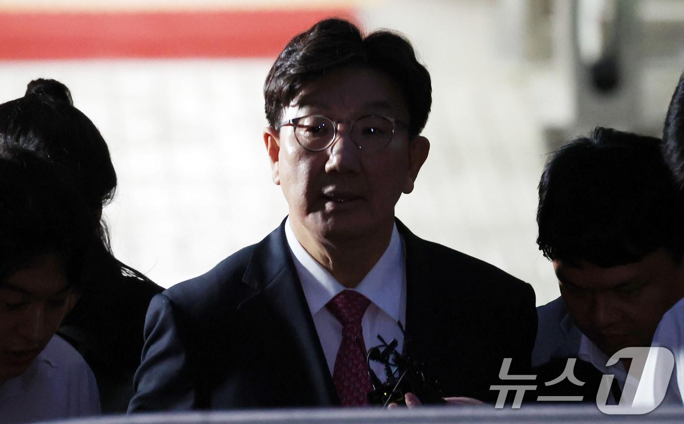 권성동 국민의힘 의원이 16일 오후 서울 서초구 중앙지방법원에서 '통일교 불법 정치자금 수수' 의혹(정치자금법 위반 혐의) 관련 구속 전 피의자 심문(영장실질심사)를 마치고 나오고 있다. 2025.9.16/뉴스1 ⓒ News1 김명섭 기자