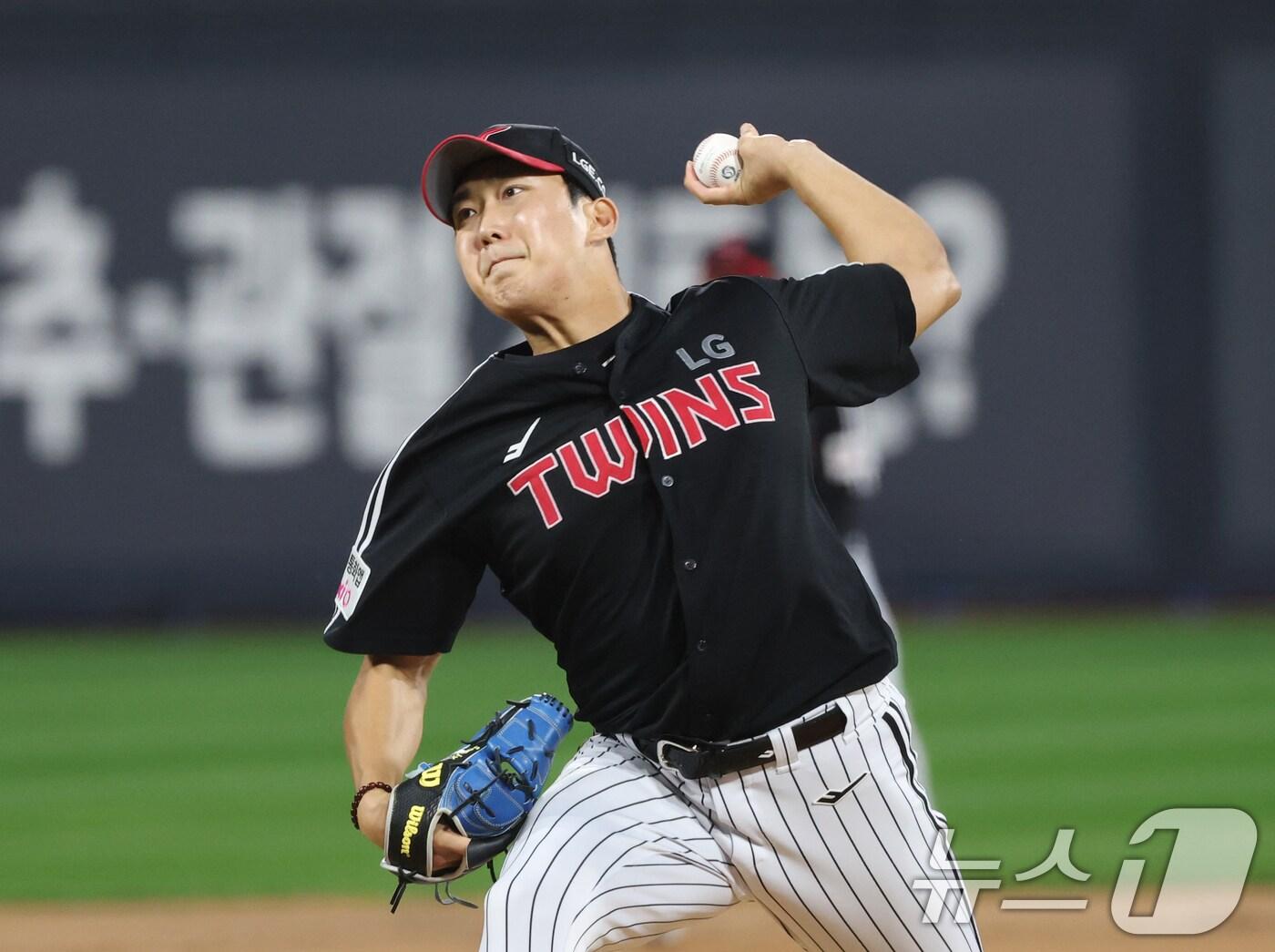 본문 이미지 - 16일 오후 경기 수원시 장안구 KT위즈파크에서 열린 &#39;2025 신한 SOL 뱅크 KBO리그&#39; LG 트윈스와 KT 위즈의 경기, 1회말 LG 선발투수 손주영이 공을 던지고 있다. 2025.9.16/뉴스1 ⓒ News1 김영운 기자